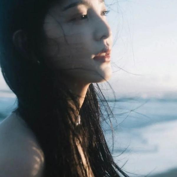 花落水流红